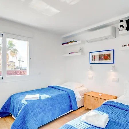 Front Flat With Sea Views *