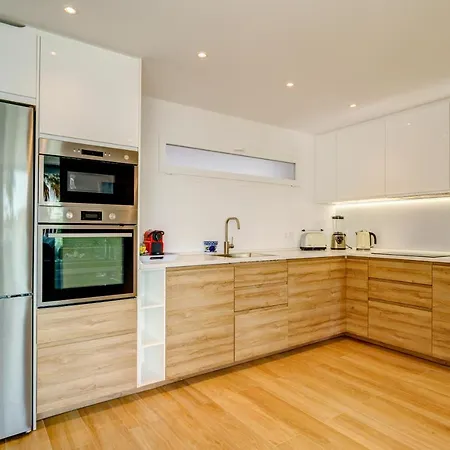 Front Flat With Sea Views Apartment