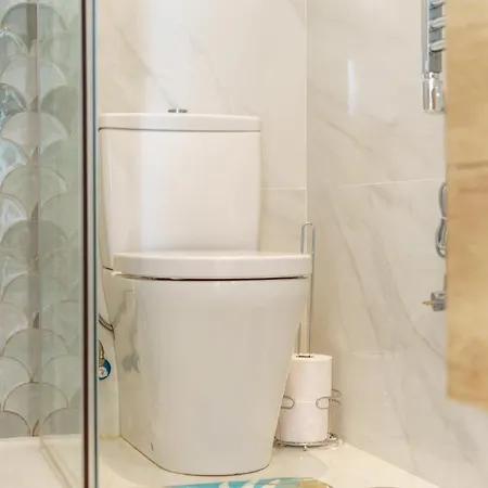 شقة Front Flat With Sea Views *