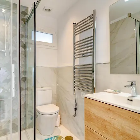 Front Flat With Sea Views شقة