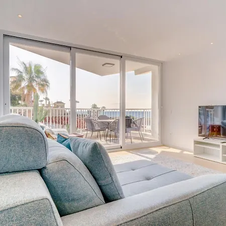 Front Flat With Sea Views *