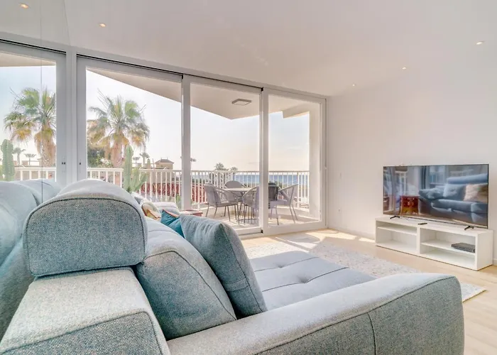 Front Flat With Sea Views *