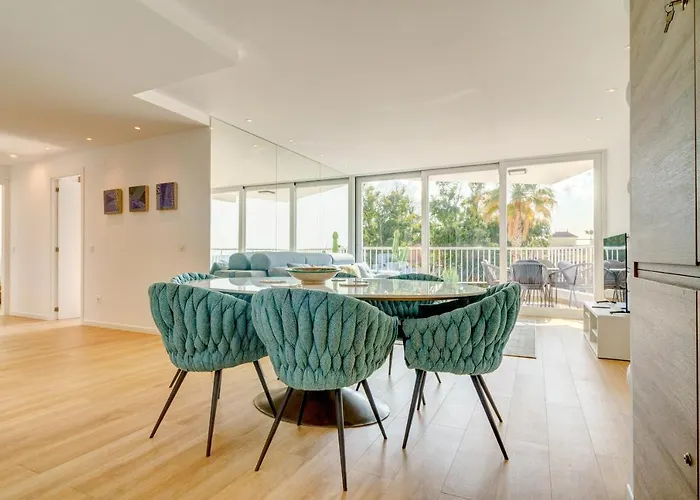 Front Flat With Sea Views