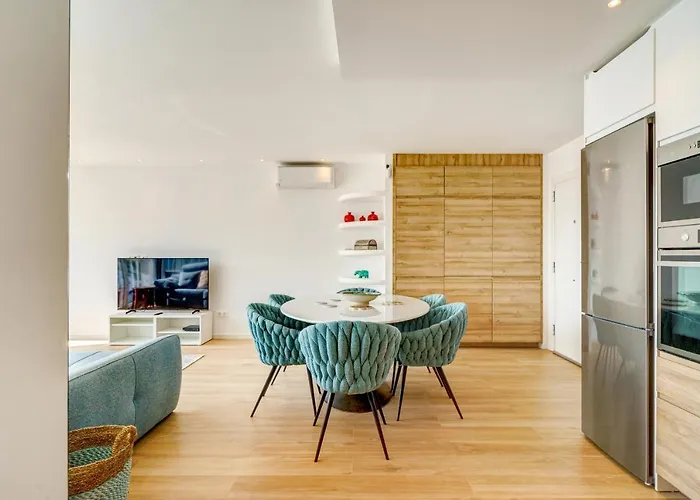 Front Flat With Sea Views Marbella