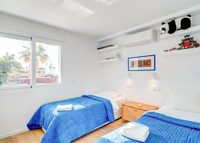 Front Flat With Sea Views *